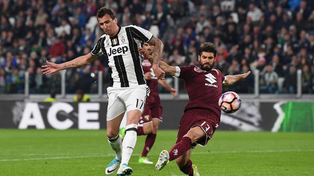 Mario Mandzukic diturunkan saat Juventus menghadapi Torino di Turin, Minggu (7/5/2017) 