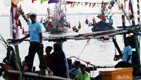 Lomba Perahu Hias di Muara Angke