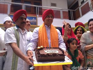 Saat Anies Dapat Kejutan Perayaan Ultah dari Warga Penganut Sikh