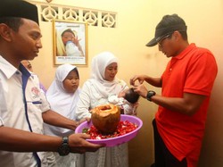 Sandiaga Jenguk Bayi yang Acungkan 3 Jari ala OK OCE Saat Pilgub