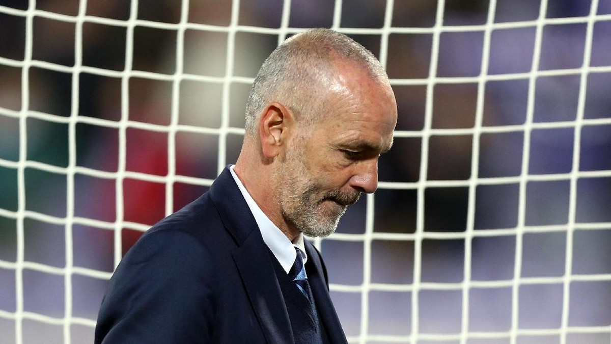 Stefano Pioli usai mendampingi tim menghadapi Fiorentina. (Foto: Getty Images Sport/Gabriele Maltinti)