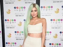 Pengakuan Mengejutkan di Balik Alasan Kylie Jenner Suntik Filler Bibir
