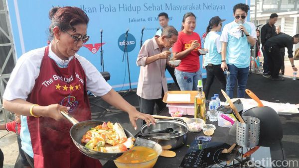 Aksi Menteri Susi Masak Sup Pindang Gunung