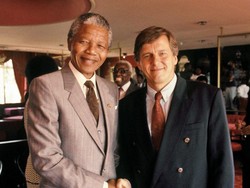 Jurnalis Spesialis Perang Bicara Soal Cover Both Sides di Medan Laga