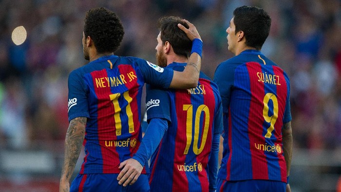BARCELONA, SPAIN - MAY 06:  Lionel Messi of FC Barcelona celebrates with Neymar and Luis Suarez after scoring his teams 3rd goal from the penalty spot during of the La Liga match between FC Barcelona and Villarreal CF at Camp Nou stadium on May 6, 2017 in Barcelona, Spain.  (Photo by Denis Doyle/Getty Images)