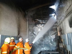 Petugas Damkar Padamkan Api yang Bakar Pabrik Tas di Bandung