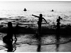 bermain bersama ombak