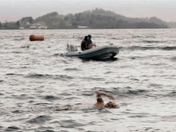 Pria Ini Pilih Renang ke Kantor untuk Hindari Macet