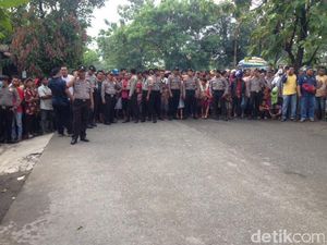 Ratusan Polisi Amankan Rekonstruksi Pembunuhan Sadis Satu Keluarga