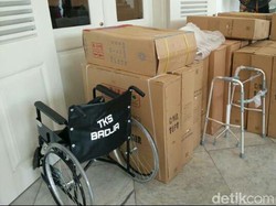 Pendukung Ahok-Djarot Sumbang Kursi Roda ke Balai Kota