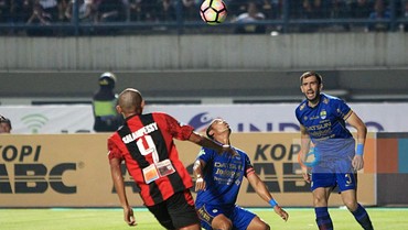 Respons Tepat Djanur Menangkan Persib Saat Hadapi Pressing Persipura