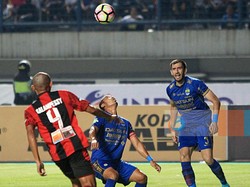 Respons Tepat Djanur Menangkan Persib Saat Hadapi Pressing Persipura