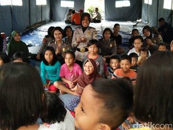 Polwan Hibur Anak-anak Korban Banjir di Kota Tangerang