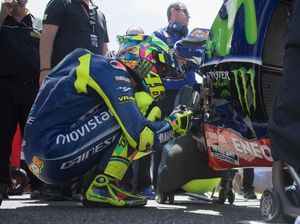 Apa Arti Ritual Jongkok Valentino Rossi Jelang Balapan?