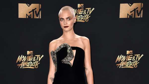 Cara Delevigne Tampil Plontos dan Tato Besar di Kepala