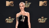 Cara Delevigne Tampil Plontos dan Tato Besar di Kepala