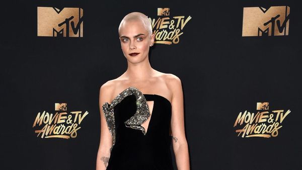 Cara Delevigne Tampil Plontos dan Tato Besar di Kepala