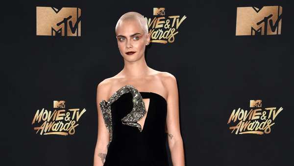 Cara Delevigne Tampil Plontos dan Tato Besar di Kepala Cara Delevigne Tampil Plontos dan Tato Besar di Kepala