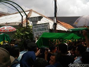 3 Korban Kebakaran Jatinegara Dimakamkan di Prumpung, 1 di Depok
