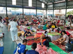 Penampakan Korban Banjir Kota Tangerang Mengungsi di GOR