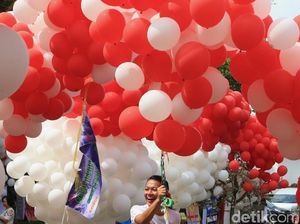 Balon Merah-putih Warnai Balai Kota Balon Merah-putih Warnai Balai Kota