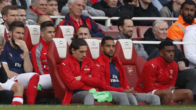 Camilan yang Mencuri Perhatian di Bench Arsenal