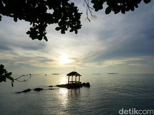 Liburan Ke Karimunjawa, Nikmati Sunset Pantai Ujung Gelam