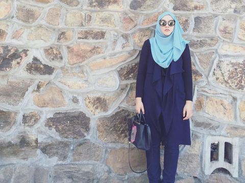Bunda Berhijab, Intip 5 Tips Praktis Berbusana Saat Musim Hujan
