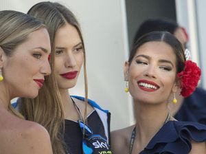 Foto-foto Umbrella Girl yang Menggoda di Jerez