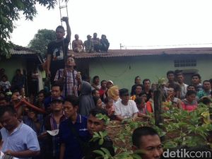 Teriakan Marah Warga Iringi Rekonstruksi Pembunuhan Satu Keluarga
