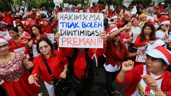 Aksi Simpatik Dukung Hakim Independen Vonis Ahok