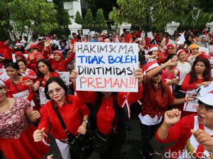 Aksi Simpatik Dukung Hakim Independen Vonis Ahok