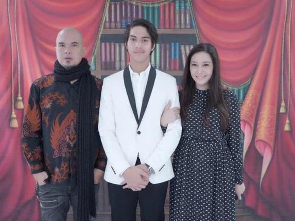 Terungkap! Psikologi El Rumi Terganggu Usai Maia Cerai dan Dhani Nikahi Mulan Terungkap! Psikologi El Rumi Terganggu Usai Maia Cerai dan Dhani Nikahi Mulan