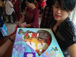 Warga Bandung Ini Temui Ahok di Balai Kota untuk Berikan Kue