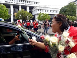 Unjuk Rasa Depan Gedung MA, Massa Pro-Ahok Bagi-bagi Bunga