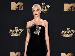 Cara Delevingne Inspirasi Anak Penderita Kanker Ini untuk Tampil Botak