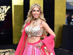 Pakai Baju India ke Karpet Merah, Aktris AS Ini Tuai Kontroversi