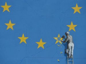Viral di Sosmed! Banksy Muncul dengan Mural Brexit Viral di Sosmed! Banksy Muncul dengan Mural Brexit