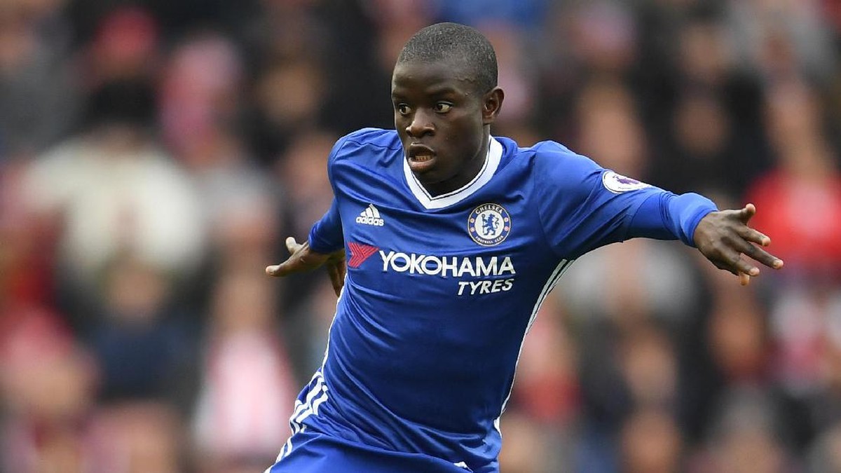 Aksi Kante saat membela Chelsea melawan Stoke City. (Foto: Laurence Griffiths/Getty Images)
