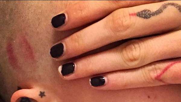 Cara Delevigne Tampil Plontos dan Tato Besar di Kepala Cara Delevigne Tampil Plontos dan Tato Besar di Kepala