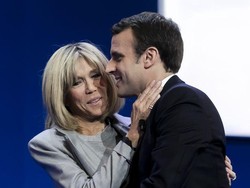 Kisah Cinta Macron dan Istrinya yang Lebih Tua Sempat Diragukan