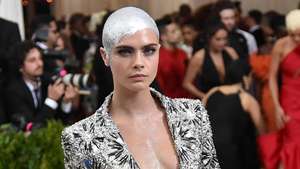 Cara Delevigne Tampil Plontos dan Tato Besar di Kepala