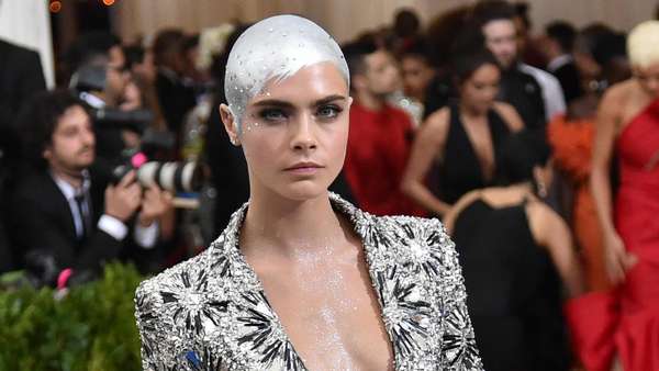 Cara Delevigne Tampil Plontos dan Tato Besar di Kepala Cara Delevigne Tampil Plontos dan Tato Besar di Kepala