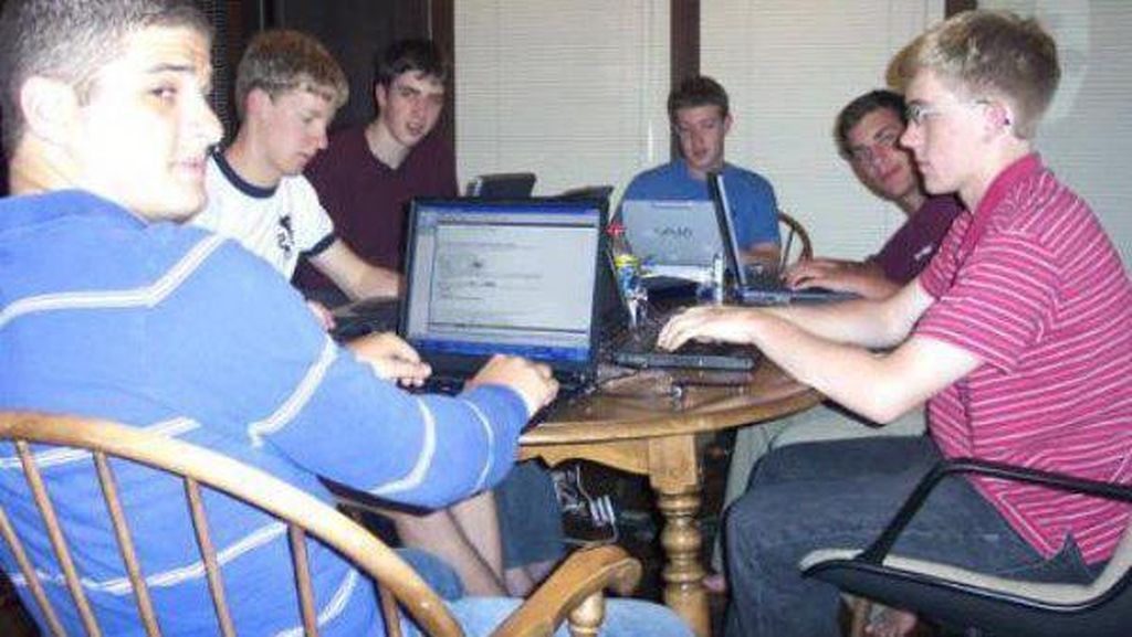 Sosok Mahasiswa Culun yang Kini Manusia Rp 1.700 Triliun Sosok Mahasiswa Culun yang Kini Manusia Rp 1.700 Triliun