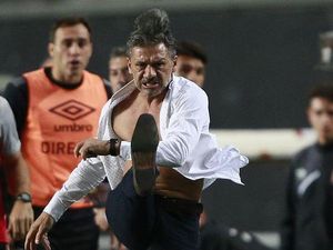 Pelatih Sepakbola Ini Ngamuk seperti Hulk