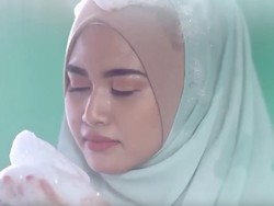 Fakta di Balik Iklan Malaysia yang Tampilkan Wanita Keramas Pakai Jilbab