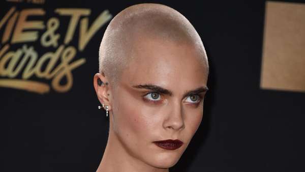 Cara Delevigne Tampil Plontos dan Tato Besar di Kepala Cara Delevigne Tampil Plontos dan Tato Besar di Kepala