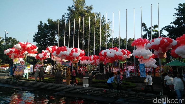 Setelah Karangan Bunga, Balai Kota Kini Dipenuhi Balon