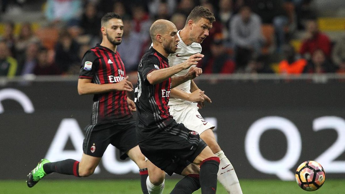 Penyerang AS Roma Edin Dzeko berduel dengan bek AC Milan Gabriel Paletta. (Foto: Getty Images Sport/Marco Luzzani)