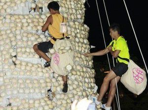 Serunya! Di Festival Ini Orang Berlomba Memanjat Menara Bakpao Serunya! Di Festival Ini Orang Berlomba Memanjat Menara Bakpao